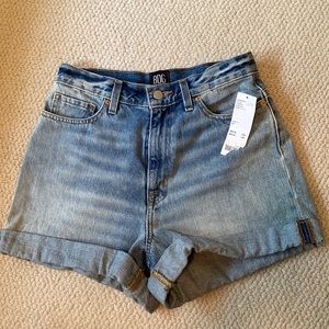 Urban Outfitters Mom High Rise Size 27 shorts. Never worn. Has tags.